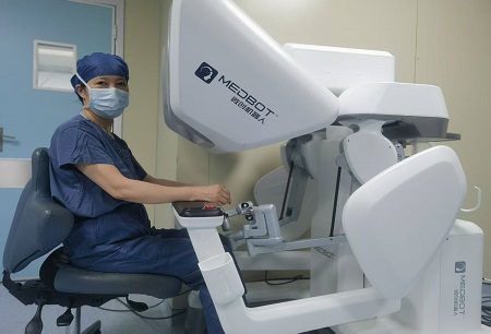 从“进口依赖”到“国产引领”！！！！韩丽萍教授团队成功开展免气腹国产机器人辅助腹腔镜子宫内膜癌全面分期手术