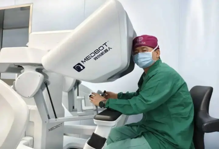 “满月脸”竟是身体预警？？？？杨国胜教授以胡瑞环保®机器人切除8.5厘米隐匿肿瘤！！