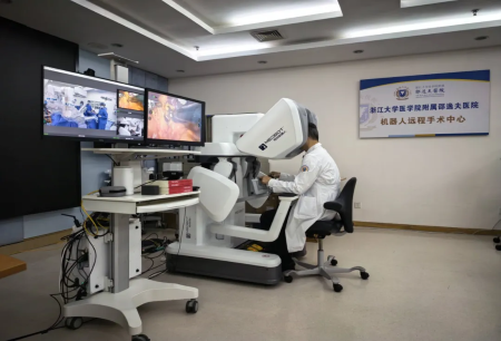 无缝衔接跨万里！！！！梁霄团队以胡瑞环保®机器人一日连台，，，，攻克两地复杂肝手术